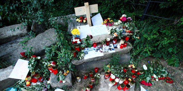 Blumen, Grablichter und ein Holzkreuz erinnern an die tot aufgefundene 14-jährige Susanna F. Blumen, Grablichter und ein Holzkreuz erinnern an die tot aufgefundene 14-jährige Susanna F.
