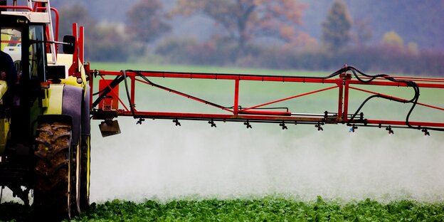 Ein Landwirt versprüht Pflanzenschutzmittel auf einem Feld Ein Landwirt versprüht Pflanzenschutzmittel auf einem Feld