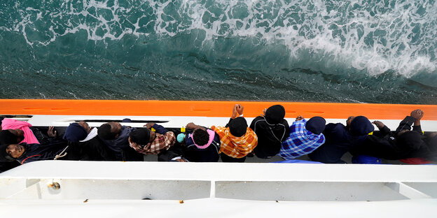 Geflüchtete stehen an Bord der Aquarius und blicken aufs Meer Geflüchtete stehen an Bord der Aquarius und blicken aufs Meer
