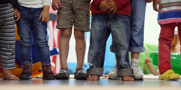 Kinder stehen in einer Kita Kinder stehen in einer Kita