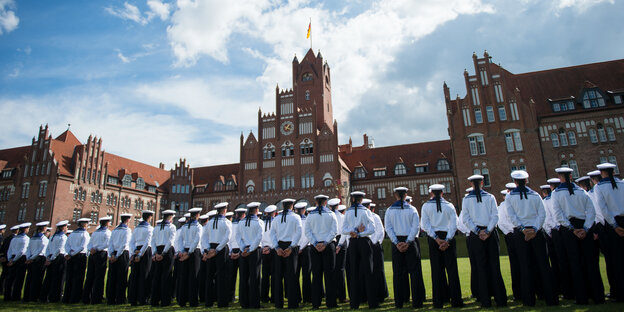 Vereidigung von Offiziersanwärtern vor der Marineschule Mürwik. Vereidigung von Offiziersanwärtern vor der Marineschule Mürwik.