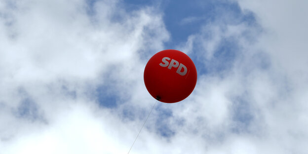 Ein Ballon mit dem Parteilogo SPD steigt nach oben. Ein Ballon mit dem Parteilogo SPD steigt nach oben.