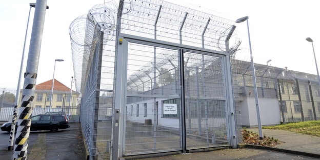 Vergittertes Eingangstor der JVA Langenhagen Vergittertes Eingangstor der JVA Langenhagen