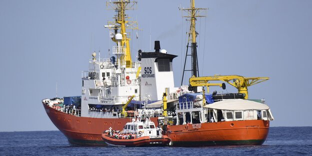 Ein großes und ein kleines Schiff Ein großes und ein kleines Schiff