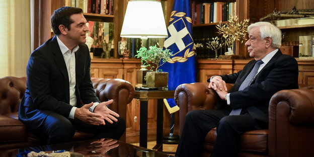 Der griechische Regierungschef Alexis Tspiras spricht mit dem Präsidenten Der griechische Regierungschef Alexis Tspiras spricht mit dem Präsidenten