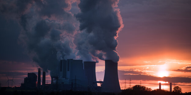 Kohlekraftwerk vor Sonnenuntergang