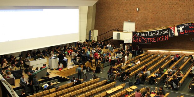 Blick in einen großen Hörsaal Blick in einen großen Hörsaal