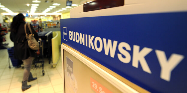 Kundin geht in eine Budnikowsky-Filiale Kundin geht in eine Budnikowsky-Filiale