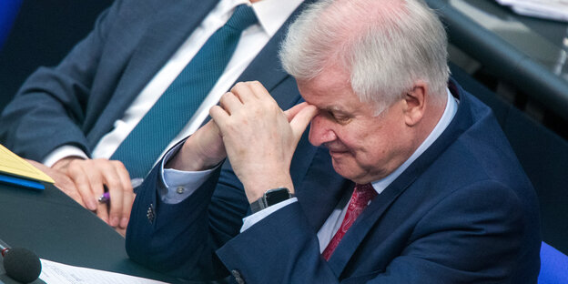 Horst Seehofer stützt genervt den Kopf in seine Hände Horst Seehofer stützt genervt den Kopf in seine Hände