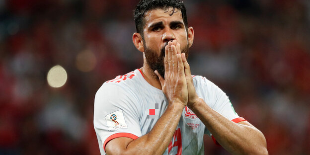 Diego Costa faltet die Hände vor seinem Mund Diego Costa faltet die Hände vor seinem Mund