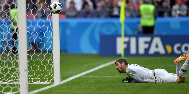 Ein Torwart schaut einem Ball hinterher Ein Torwart schaut einem Ball hinterher