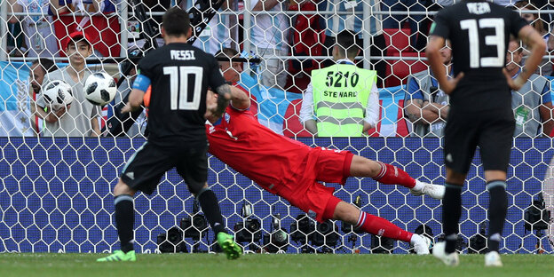 Lionel Messi schießt einen Elfmeter Lionel Messi schießt einen Elfmeter