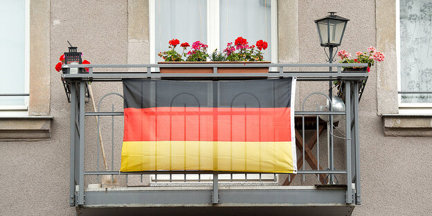 ein Balkon mit Deutschland-Flagge ein Balkon mit Deutschland-Flagge