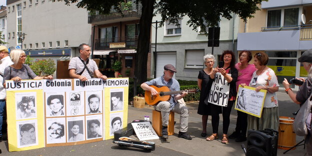 Demonstranten vor dem Haus von Hartmut Hopp Demonstranten vor dem Haus von Hartmut Hopp