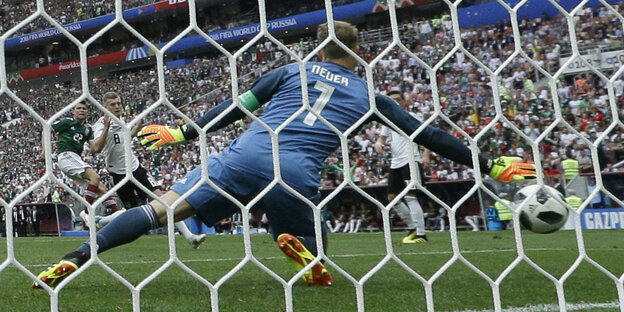 Torwart Manuel Neuer von hinten durch das Tornetz gesehen Torwart Manuel Neuer von hinten durch das Tornetz gesehen