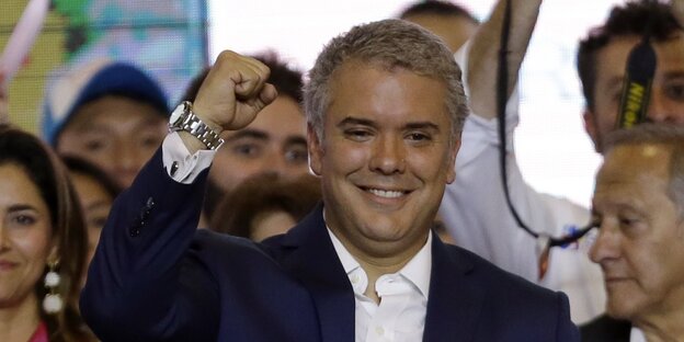 Duque erhebt die Faust und strahlt Duque erhebt die Faust und strahlt
