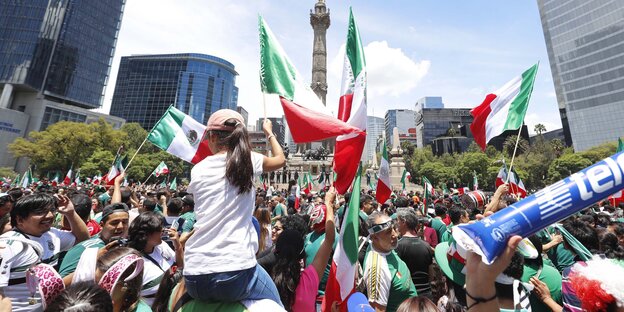 Fans in Mexiko-City feiern den Sieg ihrer Mannschaft Fans in Mexiko-City feiern den Sieg ihrer Mannschaft