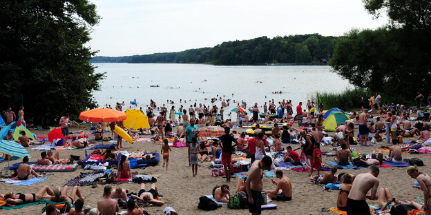 Badesee mit vielen Gästen im Sommer