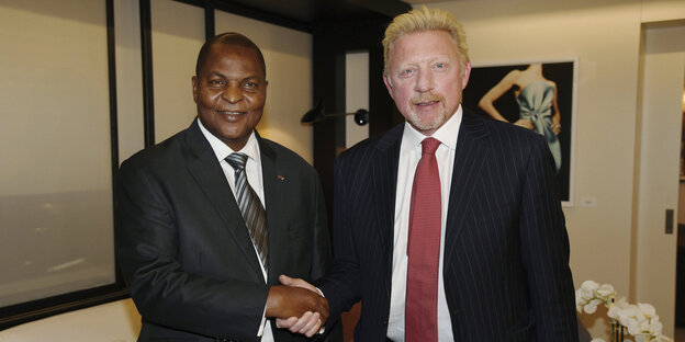 Faustin Archange Touadera und Boris Becker, wie sie sich die Hand geben Faustin Archange Touadera und Boris Becker, wie sie sich die Hand geben