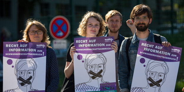 Linke Aktivist*innen protestieren vor dem Bundestag gegen Paragraf 219a im Strafgesetzbuch, der Informationen über Abtreibungen verbietet Linke Aktivist*innen protestieren vor dem Bundestag gegen Paragraf 219a im Strafgesetzbuch, der Informationen über Abtreibungen verbietet