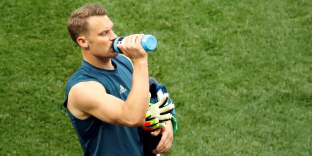 Manuel Neuer trinkt aus einer Flasche Manuel Neuer trinkt aus einer Flasche