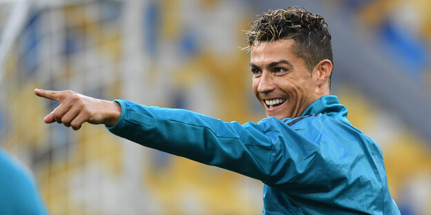 Cristiano Ronaldo zeigt beim Training im Olimpiyskiy National Sports Complex Cristiano Ronaldo zeigt beim Training im Olimpiyskiy National Sports Complex