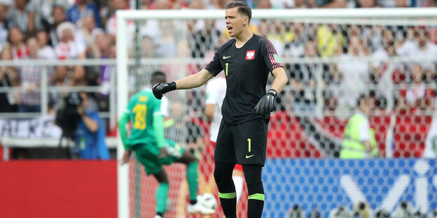 Polens Torhüter Wojciech Szczesny beschwert sich bei den Teamkollegen, während im Hintergrund gerade M'Baye Niang zum Torschuss ansetzt. Polens Torhüter Wojciech Szczesny beschwert sich bei den Teamkollegen, während im Hintergrund gerade M'Baye Niang zum Torschuss ansetzt.