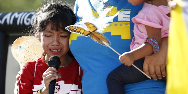 Die achtjährige Akemi Vargas weint während eines Protests vor dem Sandra Day O'Connor United States Courthouse als sie davon berichtet, wie sie von ihrem Vater getrennt wurde Die achtjährige Akemi Vargas weint während eines Protests vor dem Sandra Day O'Connor United States Courthouse als sie davon berichtet, wie sie von ihrem Vater getrennt wurde