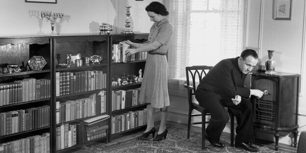 Bürgerliches Interieur mit Büchern und Silber Bürgerliches Interieur mit Büchern und Silber