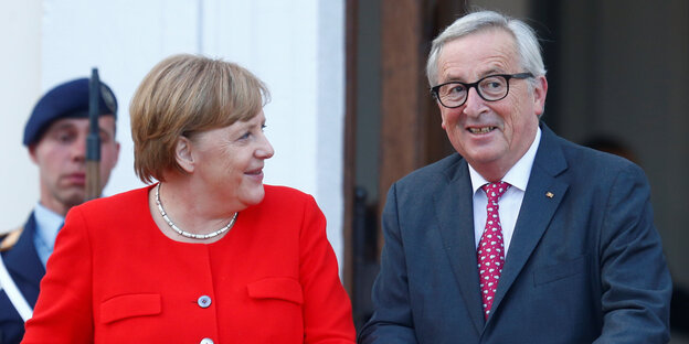 Merkel lächelt EU-Kommissionschef Jean-Claude Juncker an Merkel lächelt EU-Kommissionschef Jean-Claude Juncker an