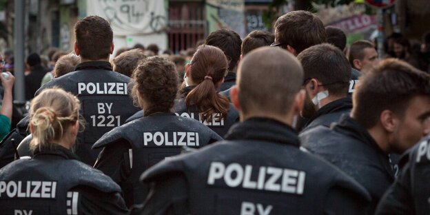 Mehrere Polizeibeamte an einer Kundgebung Mehrere Polizeibeamte an einer Kundgebung