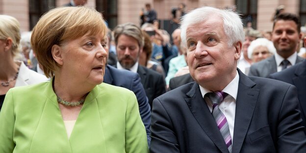 Bundeskanzlerin Angela Merkel (CDU) sitzt neben Bundesinnenminister Horst Seehofer (CSU). Bundeskanzlerin Angela Merkel (CDU) sitzt neben Bundesinnenminister Horst Seehofer (CSU).