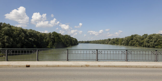 Eine Brücke über einen Fluss Eine Brücke über einen Fluss