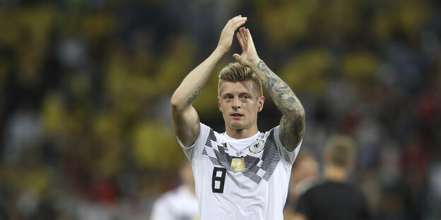 Toni Kroos aus Deutschland jubelt nach dem Spiel.