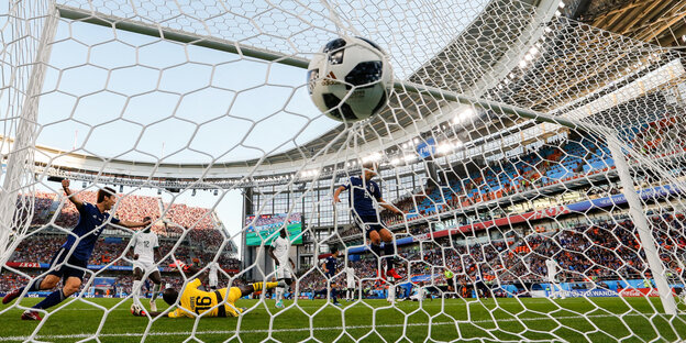 Der Ball ist im Tor, Japaner jubeln Der Ball ist im Tor, Japaner jubeln