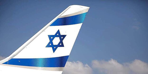 Der hintere Teil eines Flugzeugs der Airline El Al, mit einem aufgedruckten Davidsstern Der hintere Teil eines Flugzeugs der Airline El Al, mit einem aufgedruckten Davidsstern