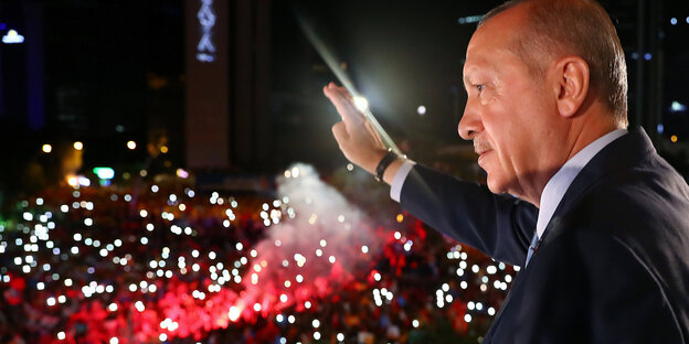 Der türkische Präsident Recep Tayyip Erdoğan begrüßt seine Unterstützer*innen auf dem Balkon des AKP-Hauptsitzes in Ankara Der türkische Präsident Recep Tayyip Erdoğan begrüßt seine Unterstützer*innen auf dem Balkon des AKP-Hauptsitzes in Ankara
