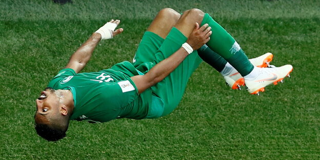 ein jubelnder Fußballer beim Salto ein jubelnder Fußballer beim Salto