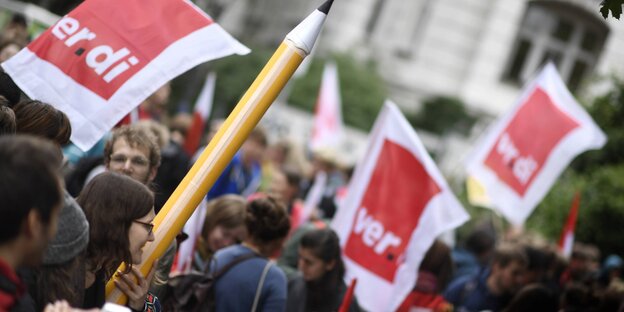 Kundgebung mit Verdi-Fahnen Kundgebung mit Verdi-Fahnen