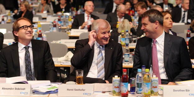 Dobrindt, Seehofer und Söder sitzen nebeneinander und lächeln Dobrindt, Seehofer und Söder sitzen nebeneinander und lächeln