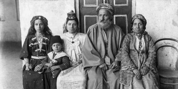 Die jüdische Familie Hakham Ezra Dangoors aus Bagdad ließ sich 1910 fotografieren. Alle tragen traditionelle arabische Kleidung. Die jüdische Familie Hakham Ezra Dangoors aus Bagdad ließ sich 1910 fotografieren. Alle tragen traditionelle arabische Kleidung.