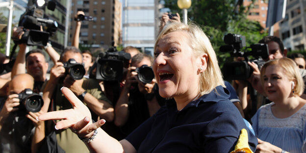 Ines Madrigal gestikuliert, im Hintergrund Journalisten mit Kameras Ines Madrigal gestikuliert, im Hintergrund Journalisten mit Kameras