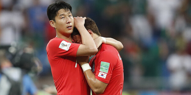 Heungmin Son aus Südkorea tröstet seinen Mannschaftskollegen Heechan Hwang nach dem Spiel. Heungmin Son aus Südkorea tröstet seinen Mannschaftskollegen Heechan Hwang nach dem Spiel.