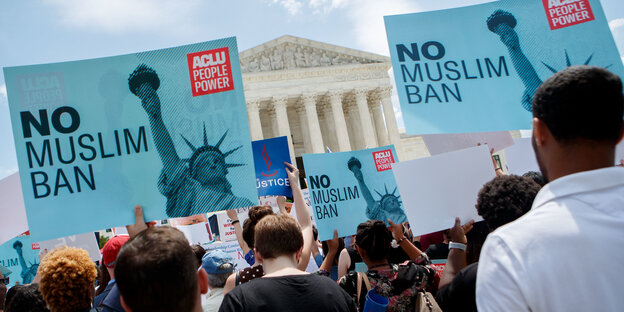 Demonstranten mit Transparenten ("No Muslim Ban") protestieren vor dem Supreme Court Demonstranten mit Transparenten ("No Muslim Ban") protestieren vor dem Supreme Court