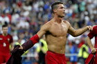 Cristiano Ronaldo jubelt Oberkörperfrei