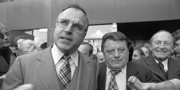 Helmut Kohl und Franz-Josef Strauß stehen im Anzug mit Krawatte nebeneinander, zu ihnen wird ein Mikrofon gehalten Helmut Kohl und Franz-Josef Strauß stehen im Anzug mit Krawatte nebeneinander, zu ihnen wird ein Mikrofon gehalten