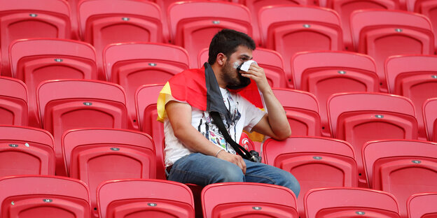 Ein Fan von Deutschland sitzt nach der 2:0 Niederlage alleine auf der Tribüne Ein Fan von Deutschland sitzt nach der 2:0 Niederlage alleine auf der Tribüne