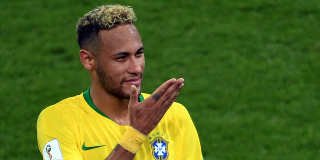 Neymar aus Brasilien grüßt die Fans nach dem Spiel Neymar aus Brasilien grüßt die Fans nach dem Spiel
