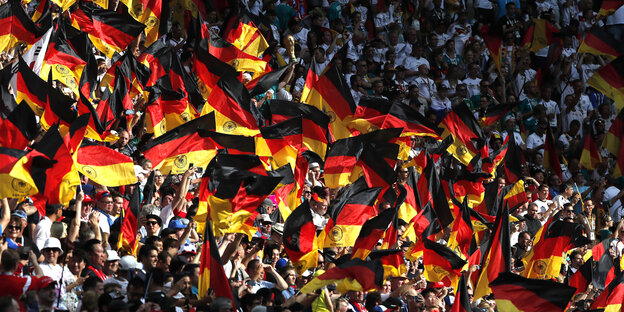Fans von Deutschland schwenken vor Spielbeginn Deutschlandfahnen auf der Tribüne. Fans von Deutschland schwenken vor Spielbeginn Deutschlandfahnen auf der Tribüne.