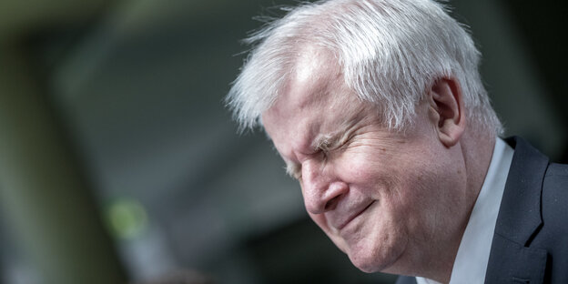 Horst Seehofer kneift die Augen zusammen Horst Seehofer kneift die Augen zusammen